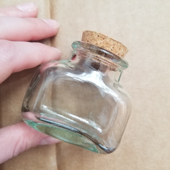 *FREE Gift* Set of small glass bottles - Picture 4 of 5